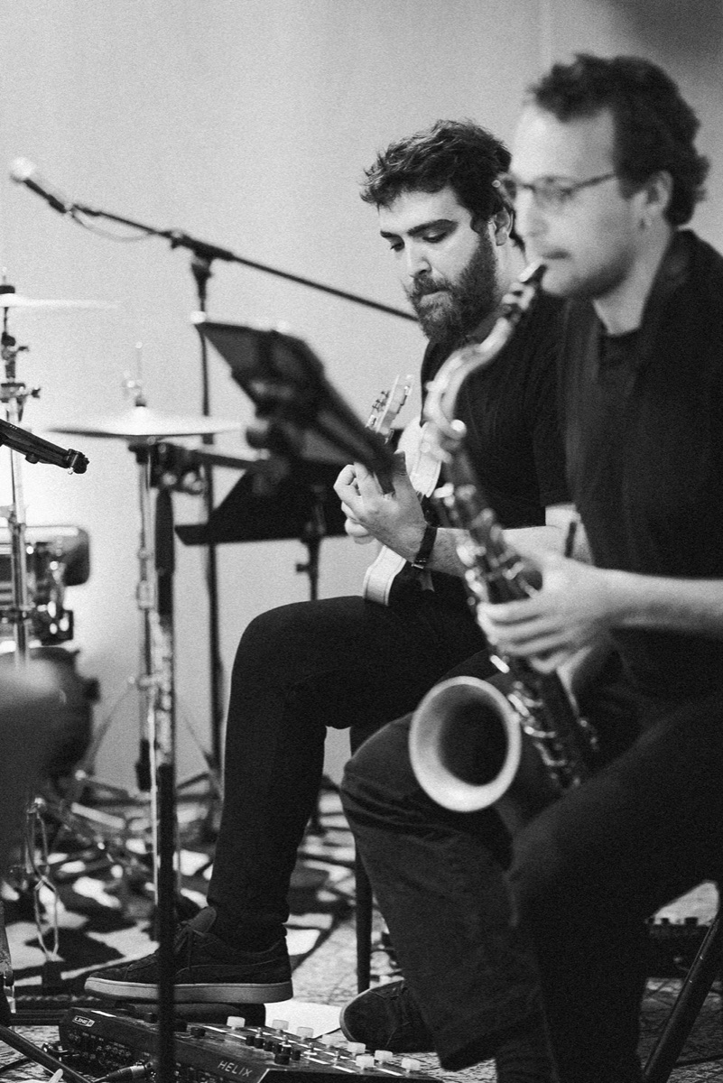 Guitarist og saxofonist fra coverband på scenen – besætningens størrelse er den største prisfaktor