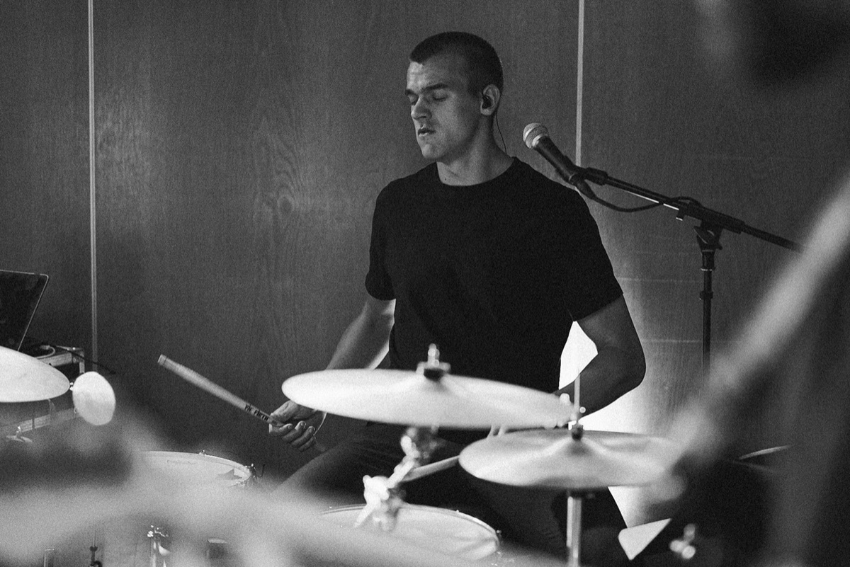 Trommeslager fra Dis'Cover Band holder tempoet