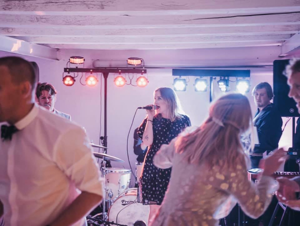 Gæster danser til livemusik fra Dis'Cover Band