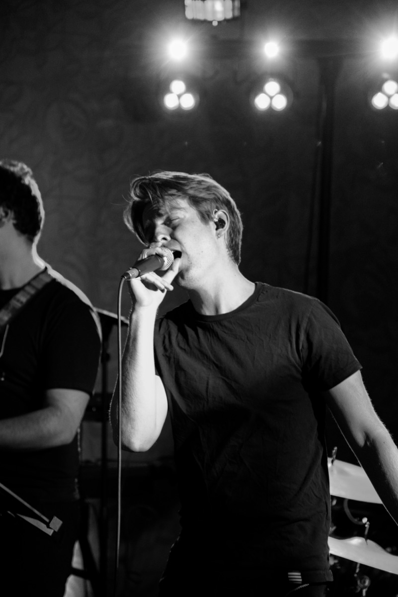 Forsanger i modlys til livekoncert