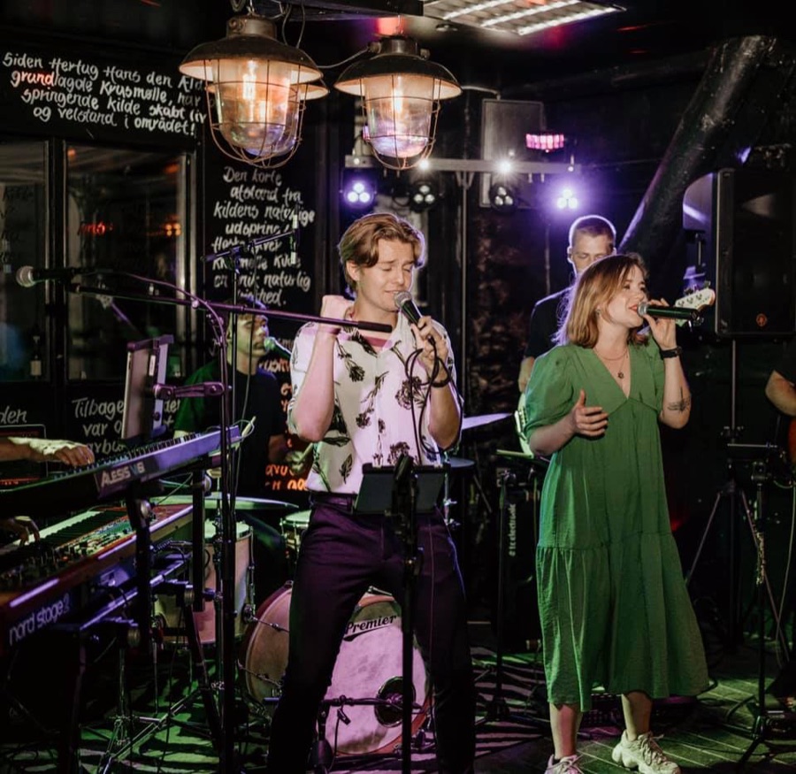 De to forsangere fra Dis'Cover Band til intim koncert