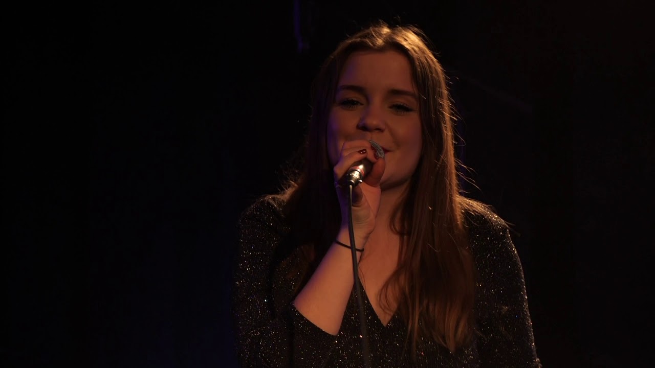 Videostill fra Dis'Cover Bands live-medley 1